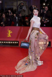 《推拿》女星黄璐登红毯 媚眼直视镜头秀红唇