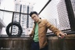 吳秀波初春時尚街拍寫真 漫步老街顯潮流風(fēng)范