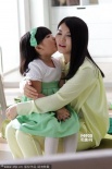 王诗龄拍广告似可爱洋娃娃 与妈妈李湘有爱亲吻