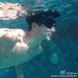 張亮穿泳褲裸身與兒子戲水 女網友大呼把持不住