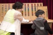 李嘉欣攜三歲兒子做慈善 女神帶萌娃展母性本色