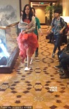 杨幂拍《小时代3》穿纸拖鞋 自抱裙摆邋遢遮孕肚