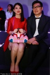 李湘烈焰红唇携夫亮相时装周 中外超模拼蛮腰