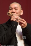 2014亚洲电影节闭幕式举行 蔡明亮获奖亲吻奖杯