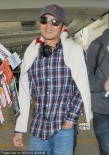 谢霆锋潮范现身笑容满面 巴黎之行未与王菲碰面