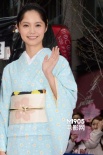 宫崎葵身穿淡雅和服宣传 牵手樱井翔亮相樱花毯