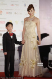 罗霖美裙带小子亮相 昔日迷人亚姐如今风采依旧