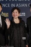 鮑起靜身著黑色長(zhǎng)裙亮相紅毯 微笑示人揮手致意