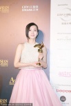 薇女郎江疏影斩获“最佳新演员” 甜笑托举奖杯