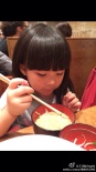 王詩齡吃面萌翻網(wǎng)友 李湘烈焰紅唇出鏡抱愛女