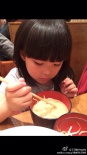 王詩齡吃面萌翻網友 李湘烈焰紅唇出鏡抱愛女