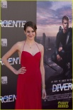 《分歧者》首映礼 伍德蕾吊带红裙露乳性感惊艳