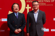 滕文驥滕華濤父子同現(xiàn)身 西裝筆挺走紅毯心情佳