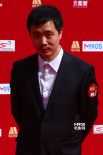 杨瑾西装革履亮相红毯亲切微笑 获青年导演提名
