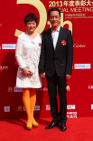 冯远征夫妇恩爱牵手亮相红毯 微笑示意心情好