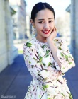 白百何复古红唇时尚大片 花朵裙装尽显春日气息