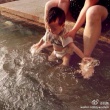姚晨与儿子三亚亲子游 小土豆吃奶、玩水显呆萌