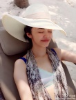 姚晨與兒子三亞親子游 小土豆吃奶、玩水顯呆萌