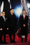 导演陆川低调现身影节红毯 笔挺西装显神采奕奕
