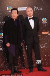老搭档徐峥黄渤黑衣亮相红毯 表情严肃略显深沉