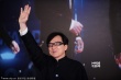 大哥成龍笑容燦爛亮相紅毯 招牌式揮手心情好