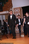 王家卫获奖开心亮相后台 手捧奖杯墨镜难遮笑颜