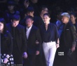 鞏俐穿透視裝挽老總現(xiàn)身 穿白色牛仔帥氣顯干練
