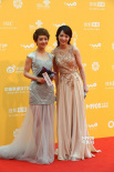 主持人瑶淼、李密率先登红毯 造型柔美气质婉约