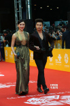 欧弟携杨舒婷微笑亮相红毯 杨舒婷透视装抢镜