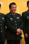 黄宏穿军装英武登红毯 笑意盈盈挥手致意显亲切