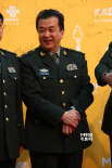黃宏穿軍裝英武登紅毯 笑意盈盈揮手致意顯親切