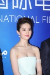 劉亦菲亮片抹胸裙曳地顯優(yōu)雅 高挽發(fā)髻微笑迷人