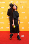 刘璇踩恨天高亮相红毯 不规则鱼尾裙怪异似修女