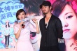 《追爱大布局》首映 陈意涵陈柏霖拍吻戏频笑场