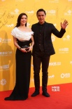 袁珊珊黑白长裙红毯大秀美肩 明道忙挥手心情佳