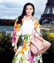 秦嵐穿明亮彩衣露光潔美腿 背靠巴黎鐵塔露蠻腰