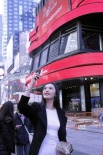 姚晨助力微博美國上市 著優(yōu)雅裝扮與王力宏合影