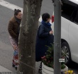 孙俪大衣裹身藏孕肚悠闲逛街 母亲在旁小心呵护