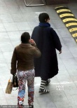 孙俪大衣裹身藏孕肚悠闲逛街 母亲在旁小心呵护