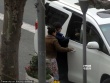 孙俪大衣裹身藏孕肚悠闲逛街 母亲在旁小心呵护
