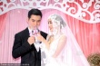 嚴(yán)屹寬新婚歸來(lái)設(shè)宴招待賓客 新娘身穿深V婚紗