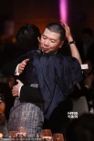 馮小剛抱老婆徐帆秀恩愛(ài) 周迅、齊秦同場(chǎng)秀歌技