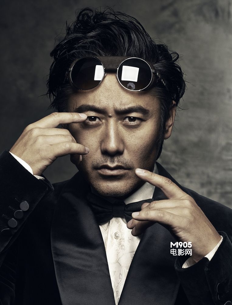 吴秀波眼镜写真拗时尚造型 表情搞笑夸张童真足