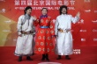 蒙古影片主创穿民族服饰个性亮相 挥手示意观众