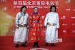 蒙古影片主創(chuàng)穿民族服飾個性亮相 揮手示意觀眾
