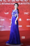李蜜身着蓝色缕空长裙亮相 色彩鲜艳夺目耀眼