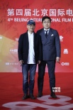 《素媛》主创亮相 导演李浚益笑容满面颇具自信