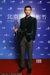 《中国合伙人》编剧亮相后台 捧杯微笑文质彬彬
