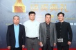 《孔二皮进城记》主创亮相 浅色西装革履朴素