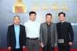 《孔二皮進(jìn)城記》主創(chuàng)亮相 淺色西裝革履樸素